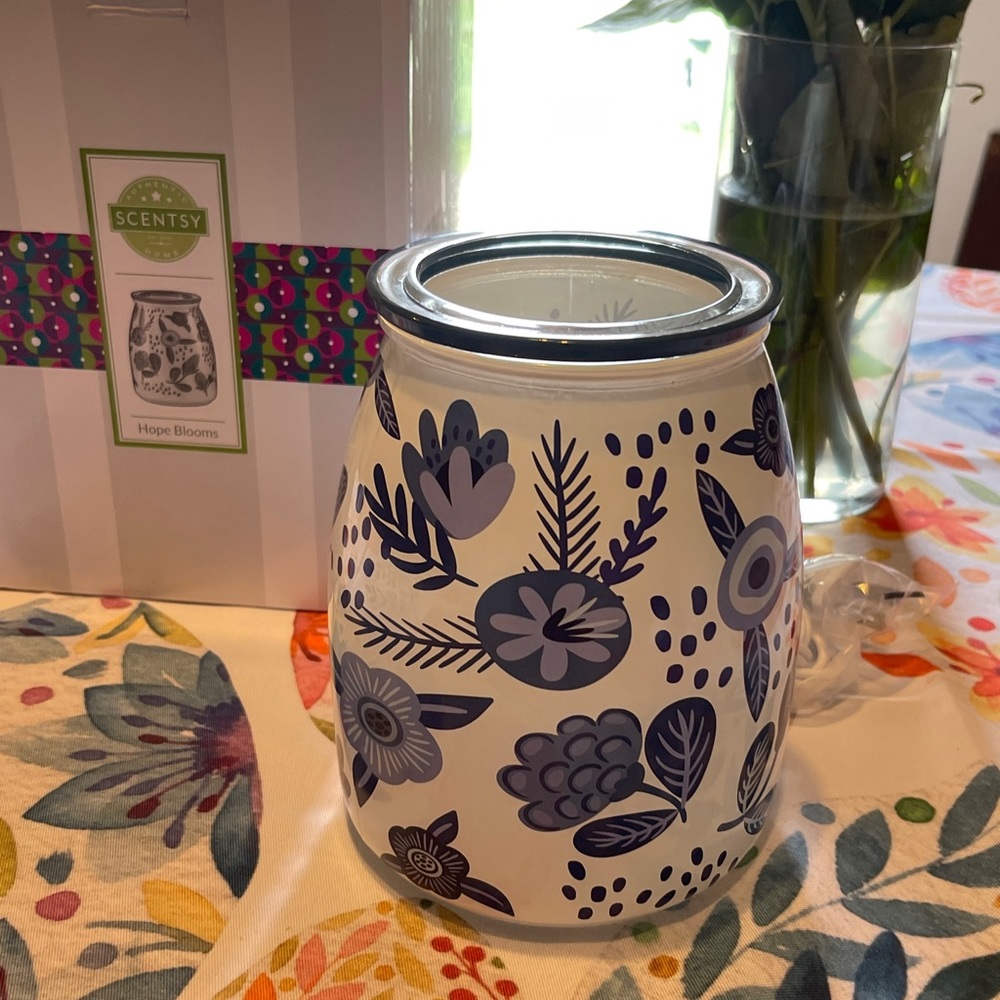 NIB never used Scentsy warmer HOPE BLOOMS. Blue & white floral